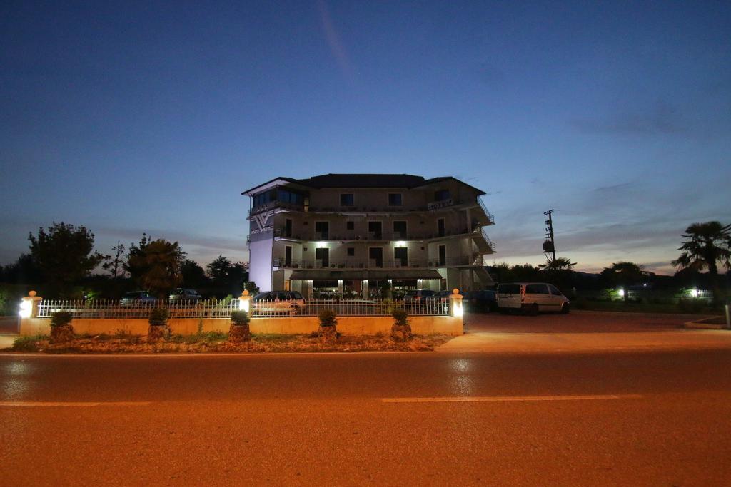 Hotel Verzaci Rinas Екстериор снимка