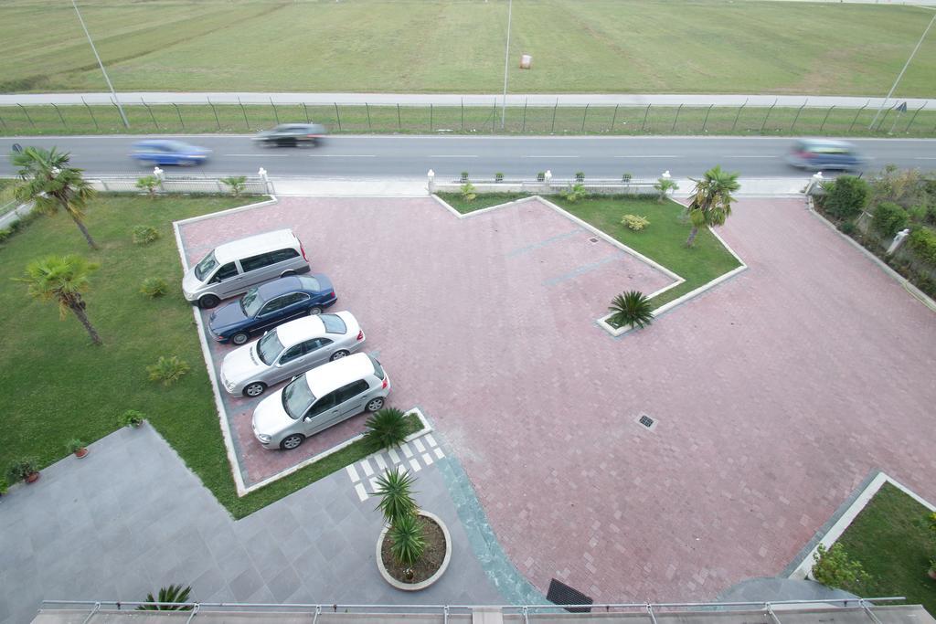 Hotel Verzaci Rinas Екстериор снимка