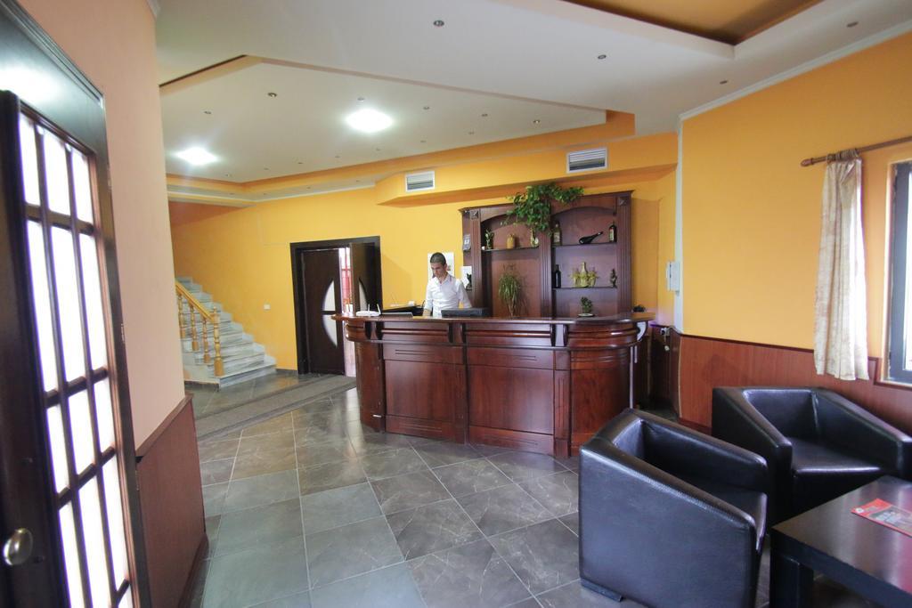 Hotel Verzaci Rinas Екстериор снимка